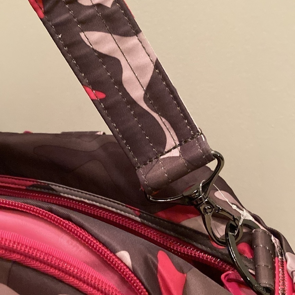 Lug Propeller Pink Camouflage Quilted Duffel Bag BNWT - Picture 6 of 13